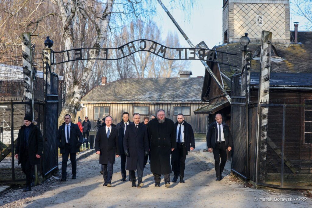 photo_5361954154806899529_y