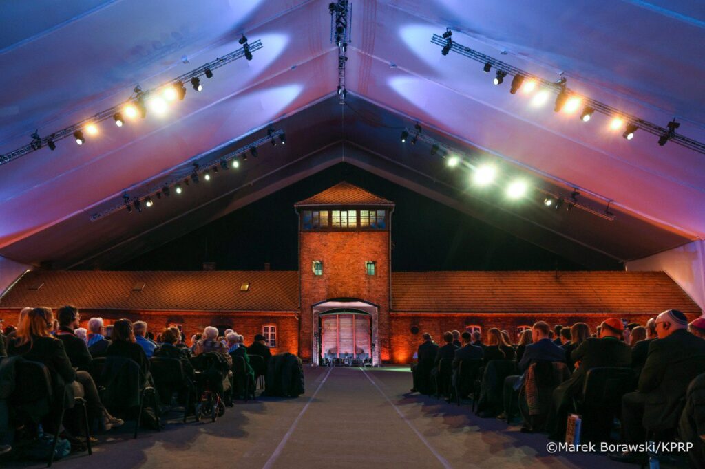 photo_5361954154806899532_y